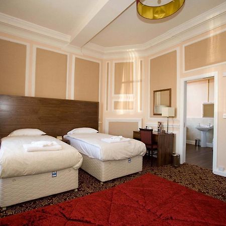 The Three Tuns Hotel Wetherspoon Тирск Экстерьер фото