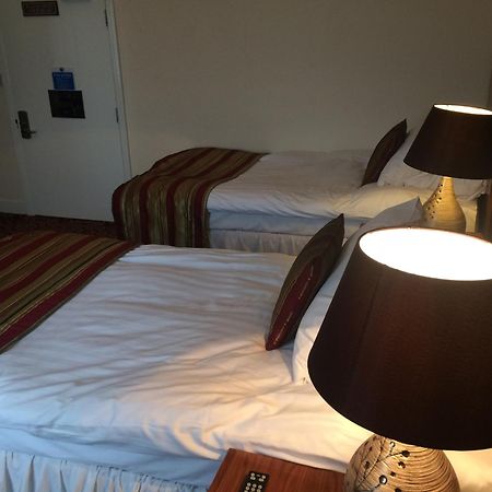 The Three Tuns Hotel Wetherspoon Тирск Номер фото