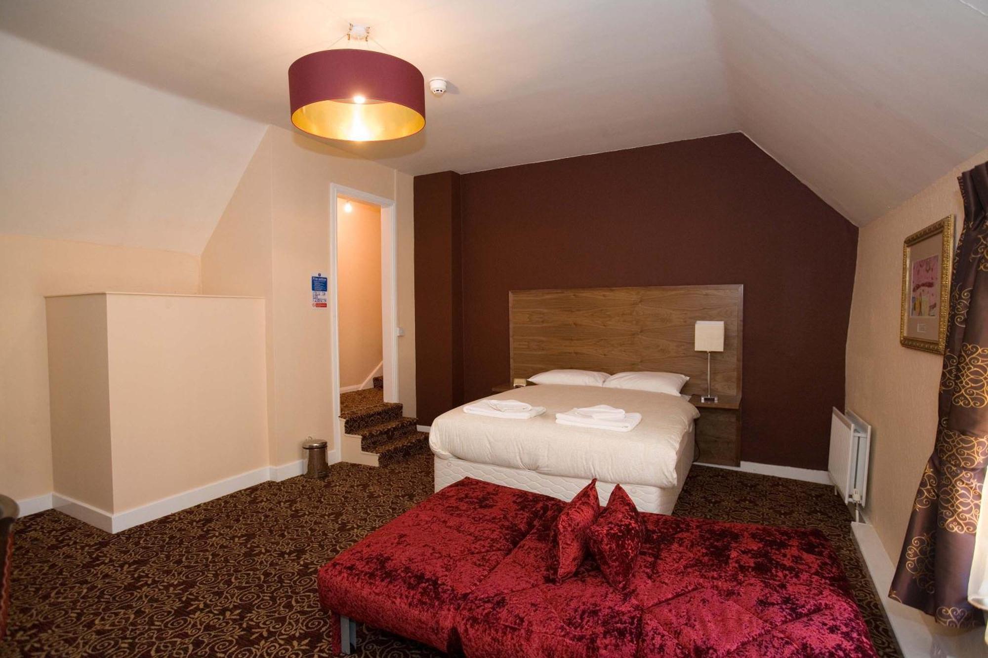 The Three Tuns Hotel Wetherspoon Тирск Экстерьер фото
