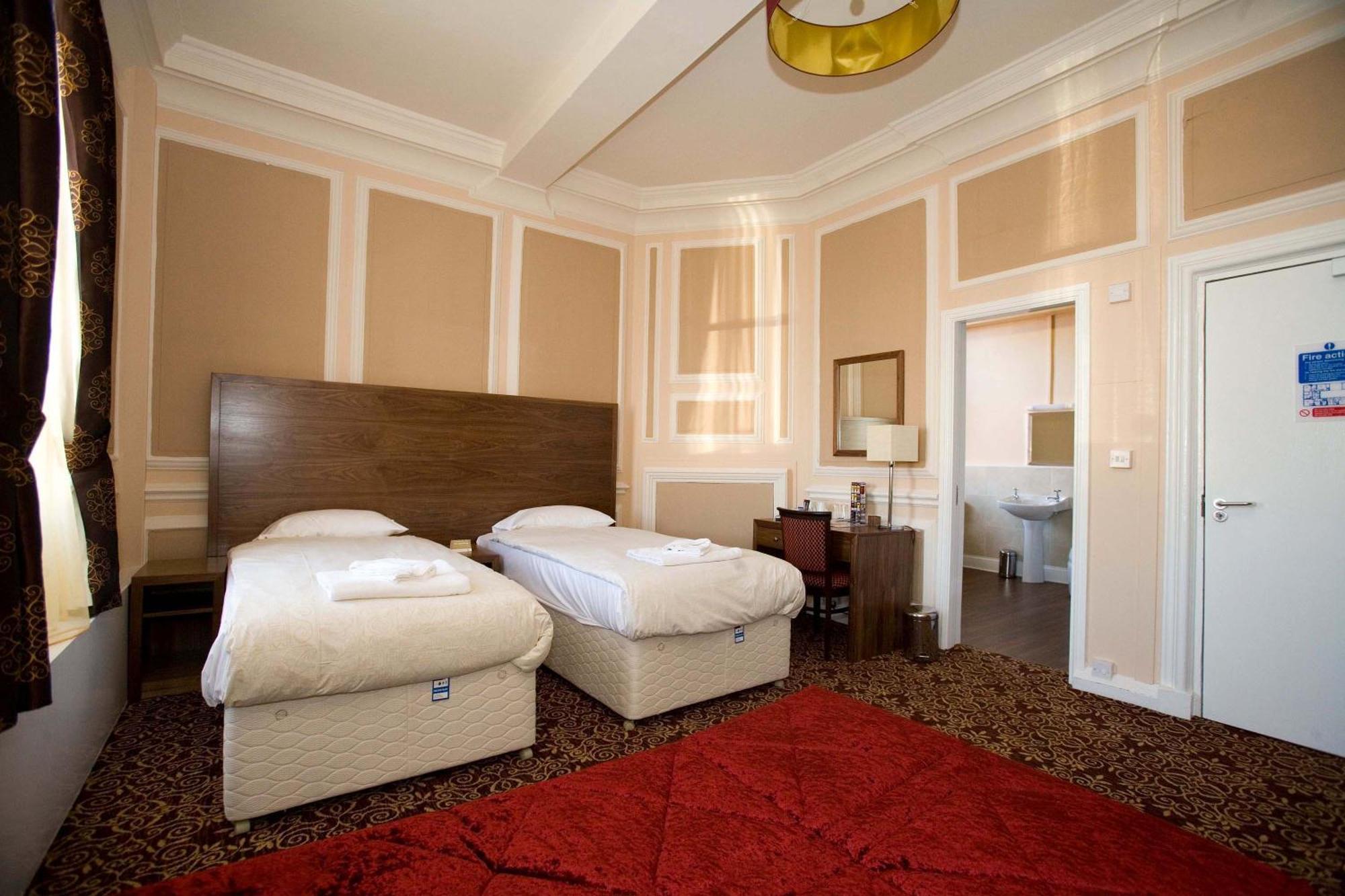 The Three Tuns Hotel Wetherspoon Тирск Экстерьер фото
