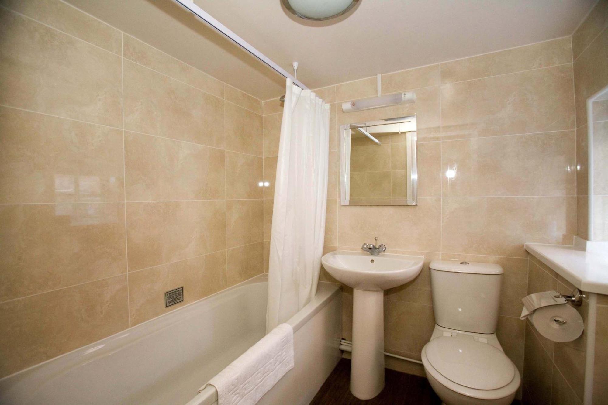 The Three Tuns Hotel Wetherspoon Тирск Экстерьер фото