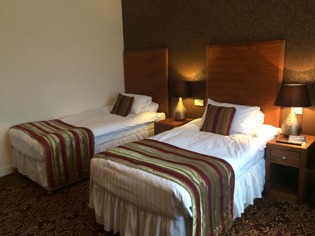 The Three Tuns Hotel Wetherspoon Тирск Номер фото