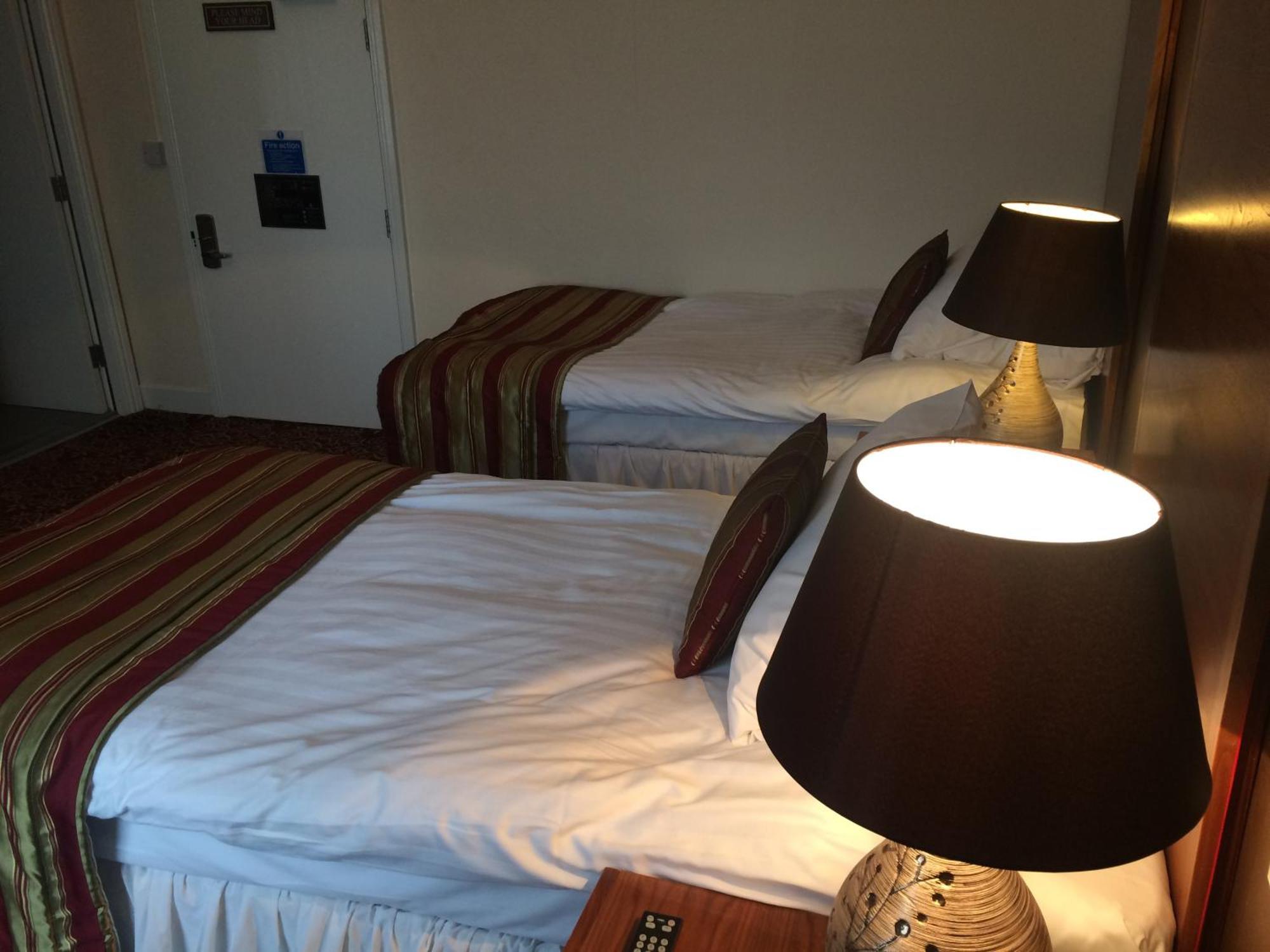 The Three Tuns Hotel Wetherspoon Тирск Номер фото