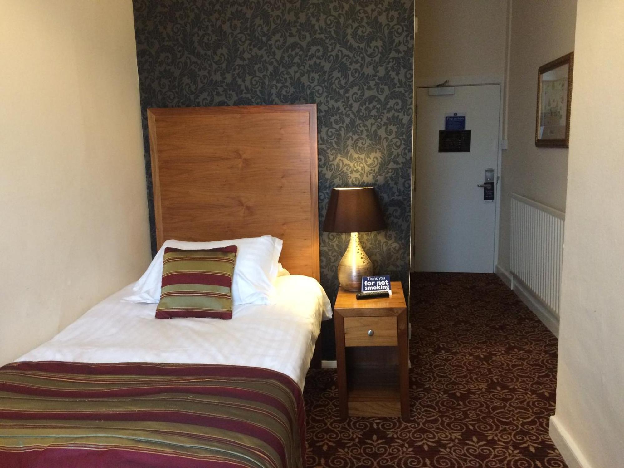 The Three Tuns Hotel Wetherspoon Тирск Номер фото