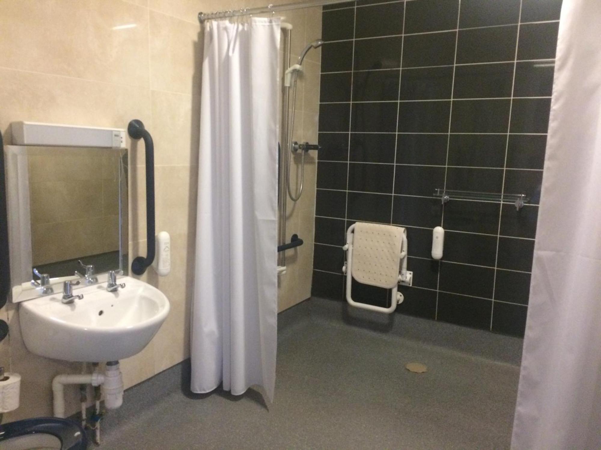 The Three Tuns Hotel Wetherspoon Тирск Номер фото