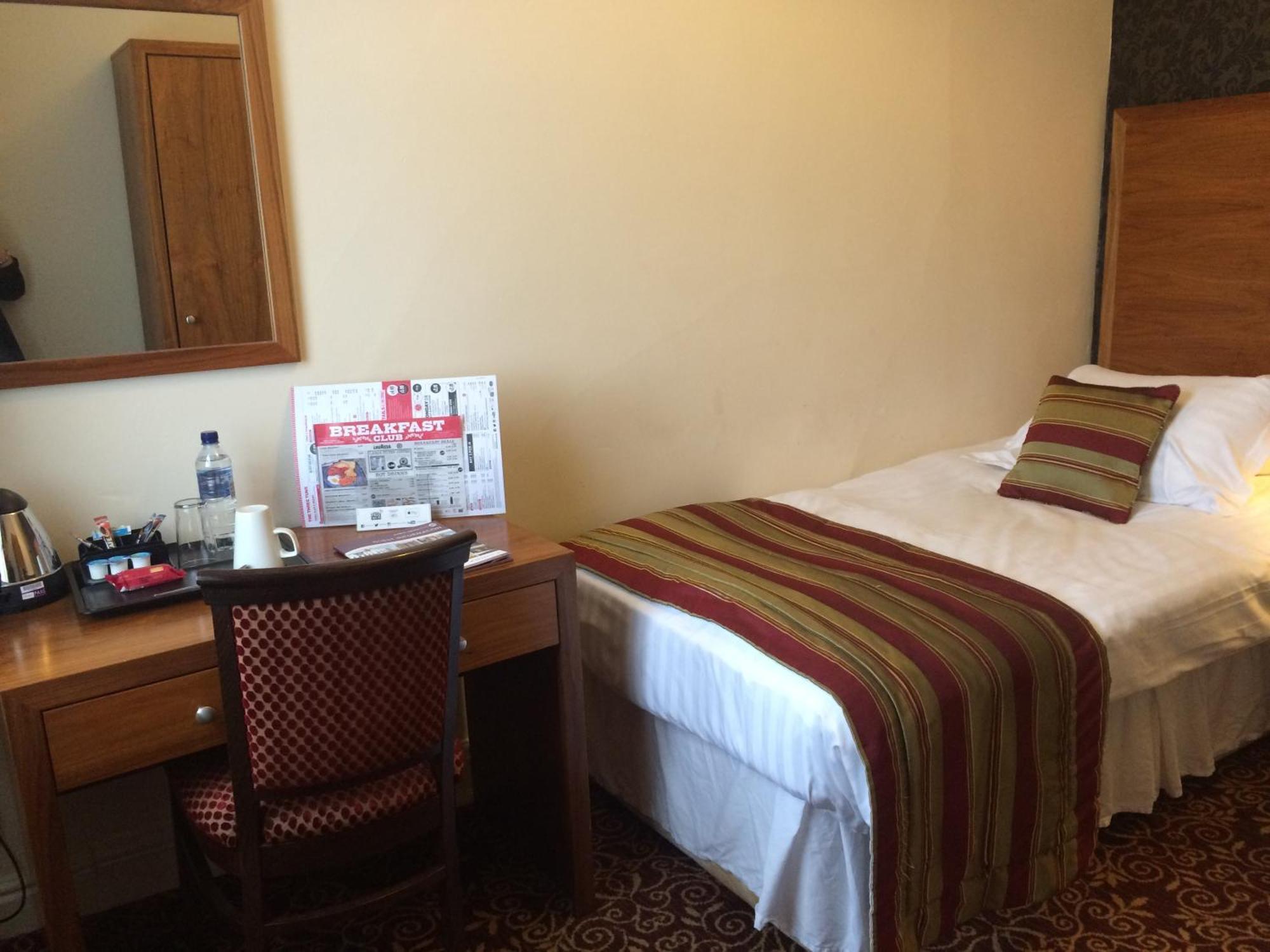 The Three Tuns Hotel Wetherspoon Тирск Номер фото