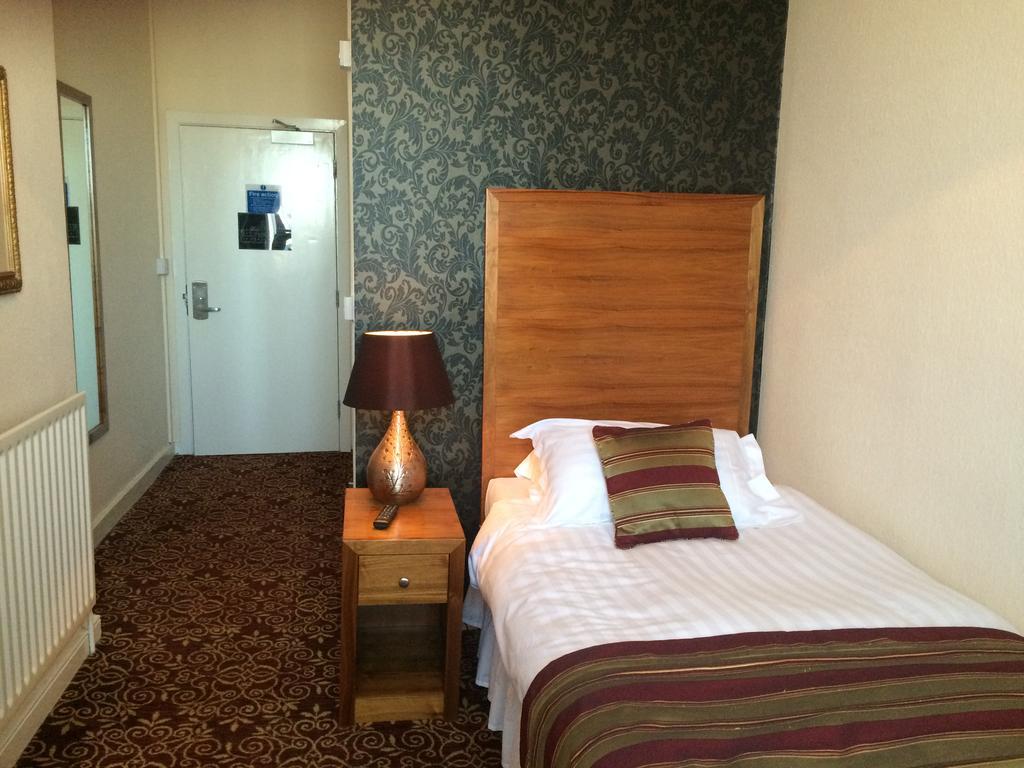 The Three Tuns Hotel Wetherspoon Тирск Номер фото