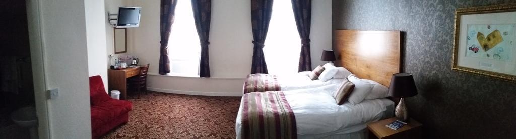 The Three Tuns Hotel Wetherspoon Тирск Номер фото