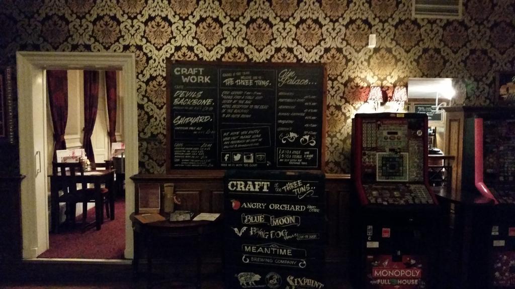 The Three Tuns Hotel Wetherspoon Тирск Экстерьер фото