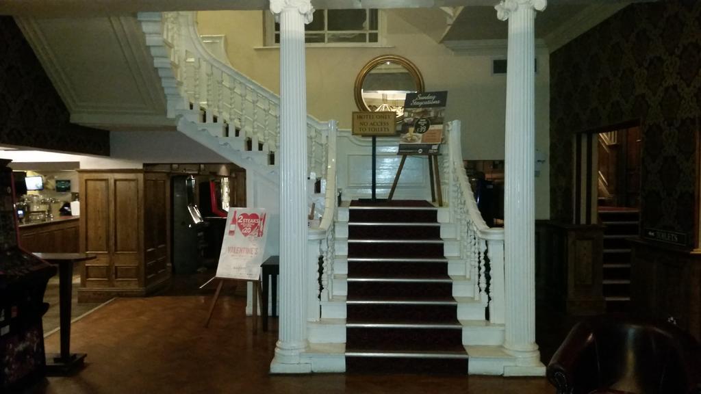 The Three Tuns Hotel Wetherspoon Тирск Экстерьер фото