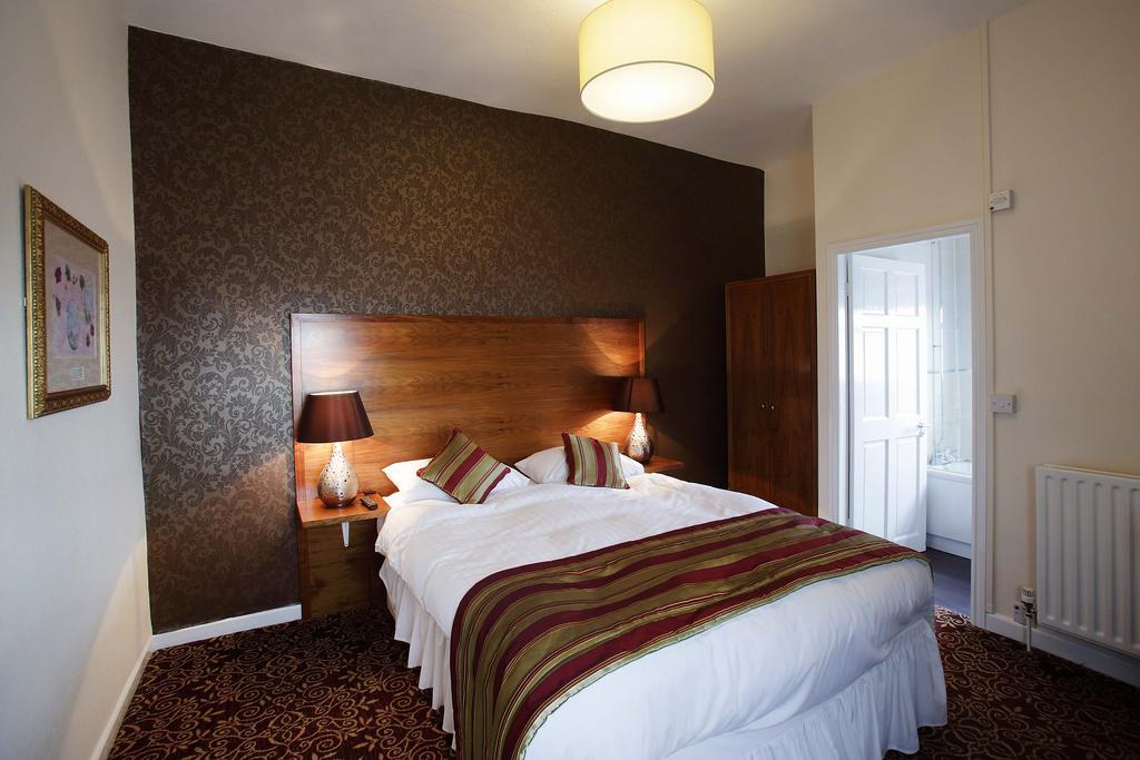 The Three Tuns Hotel Wetherspoon Тирск Номер фото
