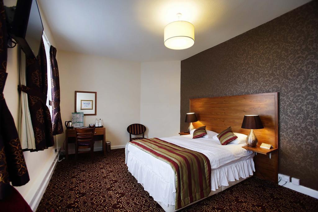 The Three Tuns Hotel Wetherspoon Тирск Номер фото
