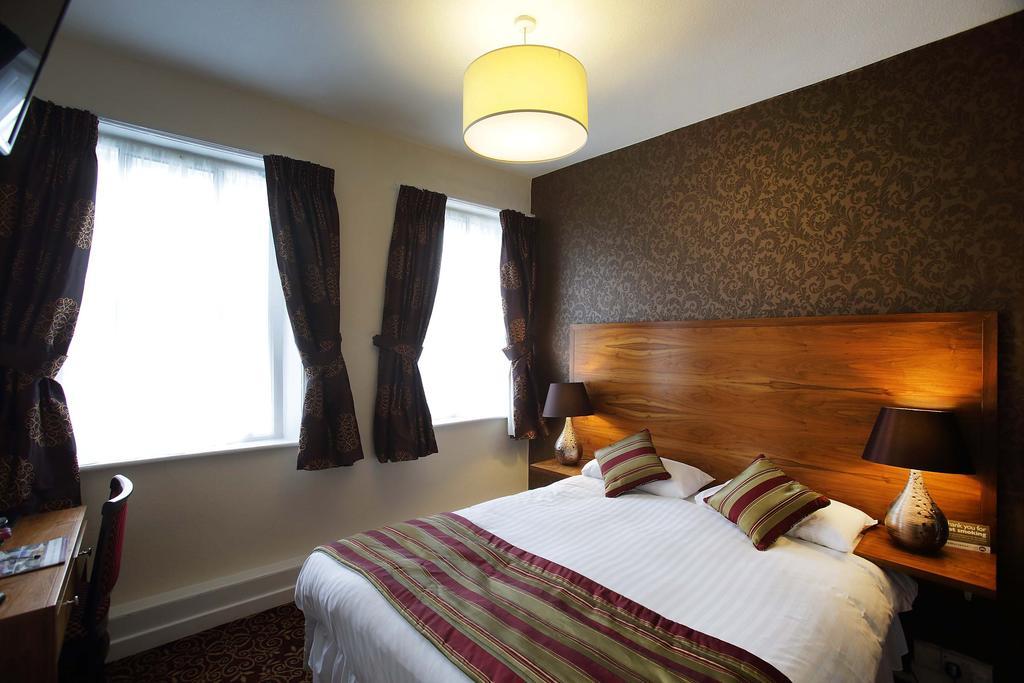 The Three Tuns Hotel Wetherspoon Тирск Экстерьер фото