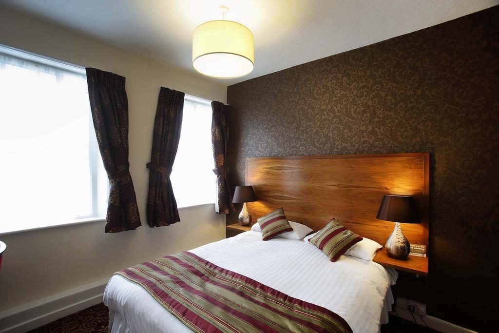 The Three Tuns Hotel Wetherspoon Тирск Номер фото