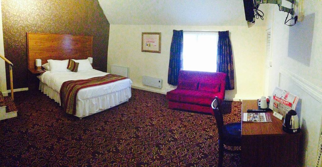 The Three Tuns Hotel Wetherspoon Тирск Номер фото