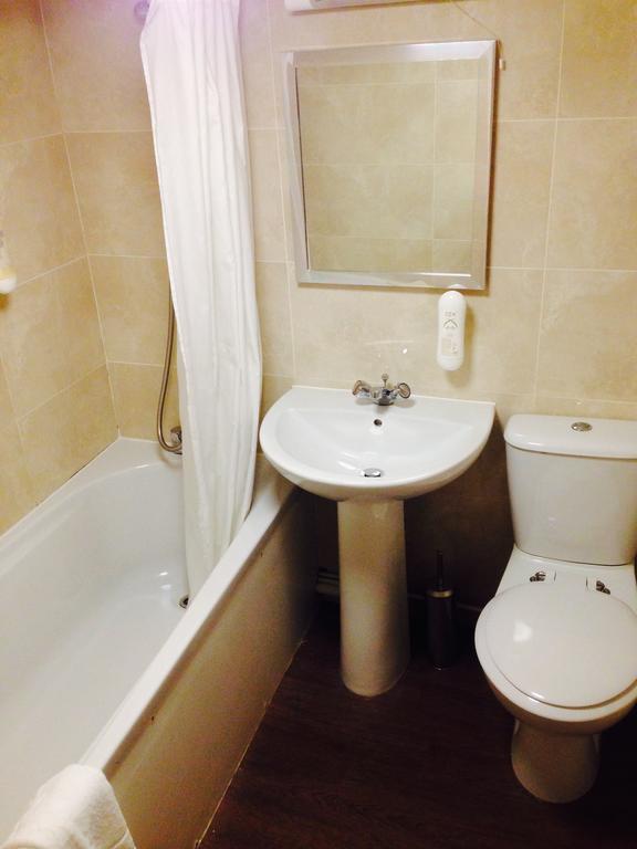 The Three Tuns Hotel Wetherspoon Тирск Номер фото
