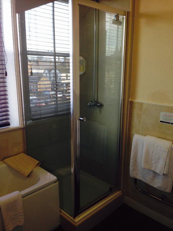 The Three Tuns Hotel Wetherspoon Тирск Экстерьер фото