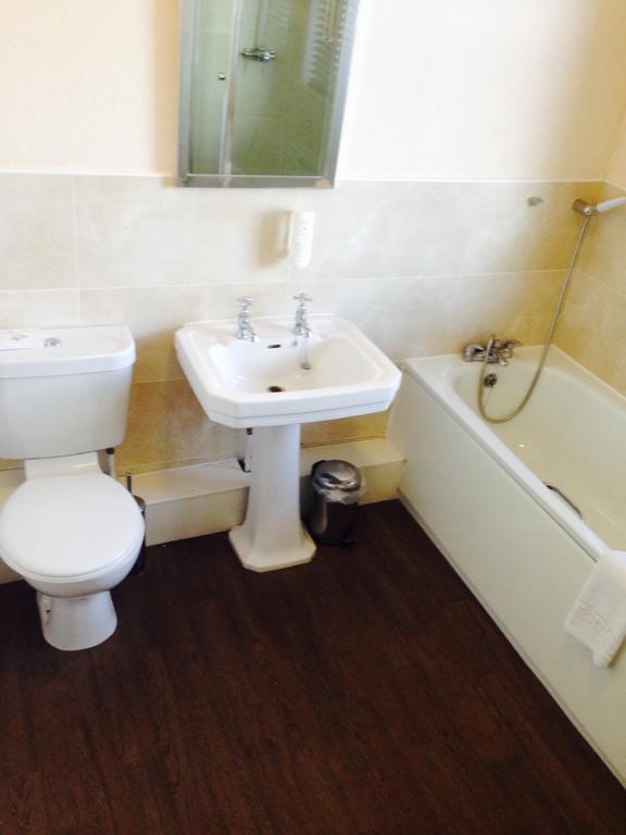 The Three Tuns Hotel Wetherspoon Тирск Экстерьер фото