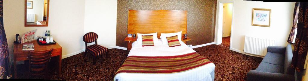 The Three Tuns Hotel Wetherspoon Тирск Экстерьер фото